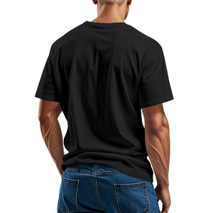 Vista posteriore della t-shirt nera a maniche corte che mostra vestibilità e tessuto