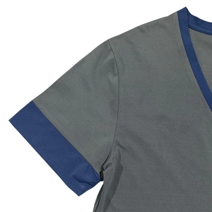 Detailansicht graues Henley-Shirt mit marineblauem V-Ausschnitt und feinen Nähten