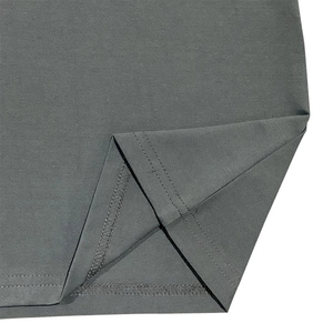 Detailaufnahme des dunkelgrauen Strickstoffs mit Doppelndel-Flachnähten und Saumverarbeitung