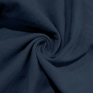 Texture macro del tessuto di lino blu navy che mostra trama e morbida vestibilità