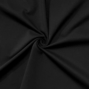 Dettaglio della trama del tessuto a maglia nera traspirante per t-shirt estiva uomo