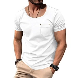 Dettaglio di t-shirt bianca da uomo con taschino sul petto e bottone in metallo dorato