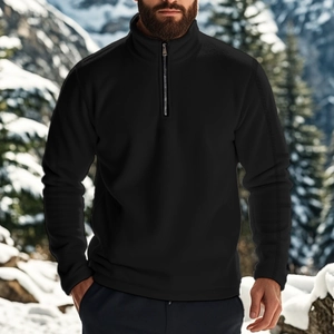 Detail van zware heren fleece sweatshirt met kwart rits kraag in zwart voor de winter