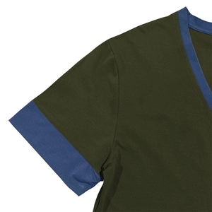Details von V-Ausschnitt und Rippbündchen an einem olivgrünen schweren Baumwoll-T-Shirt
