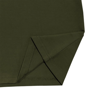 Detailaufnahme der Doppelnaht am Saum eines olivgrünen Strick-Henley-Shirts für Herren