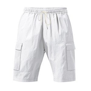 Detailansicht des elastischen Bundes und der Kordelzüge an weißen Cargo-Shorts