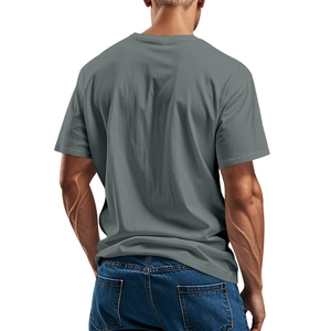 Vista posteriore della maglietta da uomo grigio scuro con texture del tessuto e vestibilità