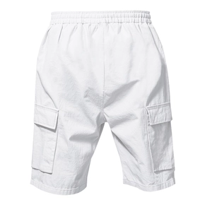 Detailansicht der weißen Cargo-Shorts mit Leinentextur, Dehnbund und Pattentaschen