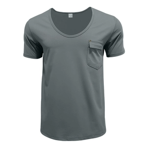 Dettaglio di una t-shirt in cotone grigio scuro con scollo a U profondo e tasca con occhiello