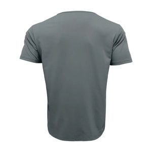 Dettaglio macro del retro che mostra la trama del tessuto grigio traspirante della t-shirt