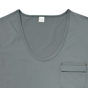 Dettaglio maglietta grigio scuro con scollo a U, taschino e rivetti in ottone