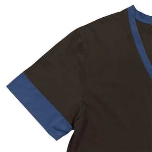 Detail von V-Ausschnitt und blauem Patchwork-Besatz an einem dunkelbraunen Slim Fit T-Shirt