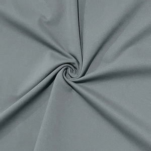 Dettaglio del tessuto della maglietta grigio scuro con trama a maglia traspirante