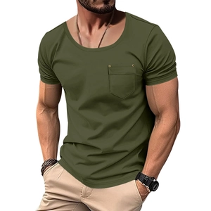 Dettaglio della t-shirt verde militare con tasca tattica sul petto e rivetto in metallo