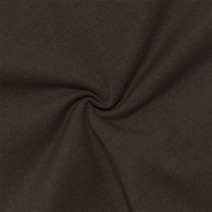 Makroaufnahme von dunkelbraunem Rippstrickstoff mit hoher Elastizität und weichem Fall