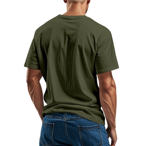 Vista posteriore di una t-shirt da uomo in cotone verde militare con vestibilità comoda