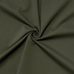 Vista macro del tessuto traspirante verde oliva scuro della maglietta estiva da uomo