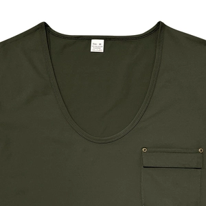 Dettaglio della t-shirt da uomo verde militare con scollo a U e taschino con rivetto