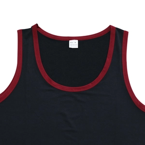 Detail view of the men's breathable sports tank top collar with 100% polyester fabric tag