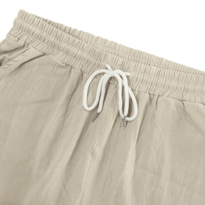 Détail du pantalon en mélange de lin avec taille élastique et cordon de serrage en coton