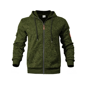Dettaglio felpa verde militare con tasca tattica sul braccio e tirante zip arancione