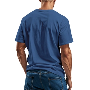 Dettaglio della maglietta slim fit blu scuro in cotone con texture della schiena
