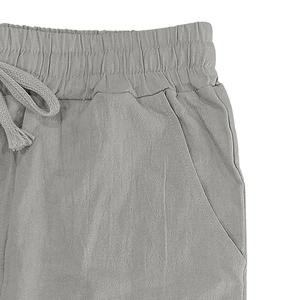 Detail der grauen Herren-Leinenhose mit elastischem Kordelzugbund und Seitentaschen