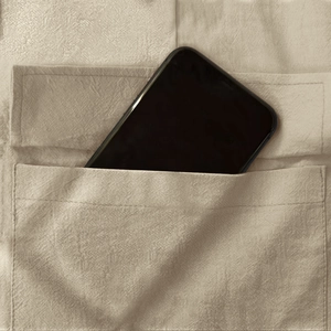 Détail de la poche de pantalon cargo montrant la texture lin et sa grande capacité