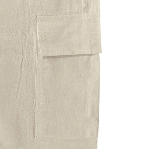 Gros plan détaillé d'une poche de pantalon cargo en lin kaki avec coutures renforcées
