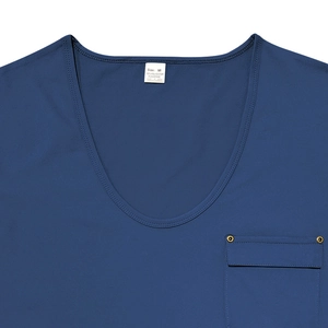 Dettaglio della tasca di una maglietta blu scuro con rivetto metallico stile vintage