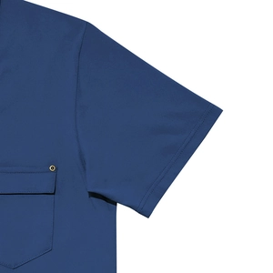 Dettaglio della manica e della tasca della camicia blu navy con borchia in metallo fine