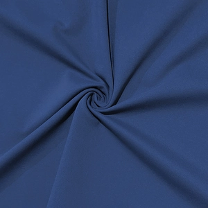 Dettaglio del tessuto a maglia blu scuro traspirante con trama liscia e drappeggio morbido