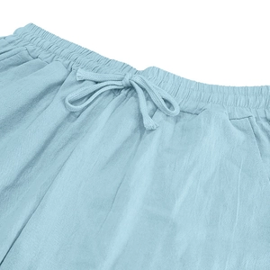 Détail du pantalon en lin bleu clair avec taille élastique et cordon de serrage assorti