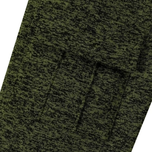 Dettaglio del tessuto mélange verde scuro e cuciture della tasca cargo laterale