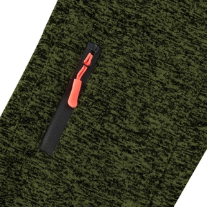 Dettaglio di maglia verde scuro con cerniera arancione brillante su base in pelle nera