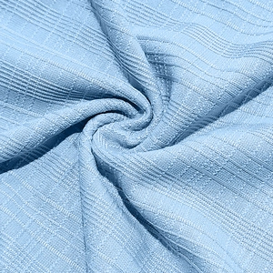 Macro-opname van lichtblauwe gebreide stof met verticale strepen en seersucker-textuur