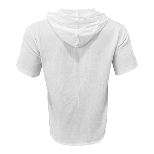 Vista trasera de una camisa blanca con capucha que muestra la textura y el corte del lino