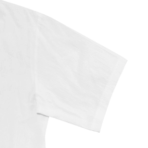 Detalle de camisa blanca de manga corta que muestra la textura de la tela y costuras finas