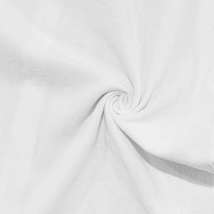 Primer plano de la textura de tela blanca que muestra el tejido fino y la caída de la camisa