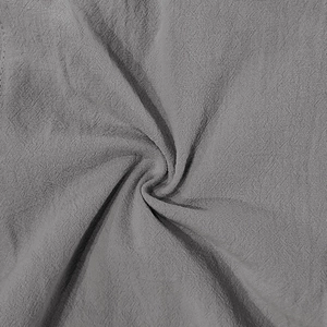 Texture macro détaillée du tissu en lin gris moyen montrant le tissage et les plis doux