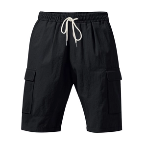 Detail von elastischem Bund und cremefarbenen Kordeln an schwarzen Cargo-Shorts