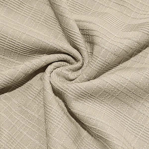 Macro-opname van beige slub-gebreide stof voor heren henley shirt toont de fijne textuur