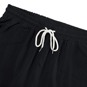 Détail du pantalon en lin pour homme avec taille élastique et cordon de serrage blanc