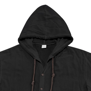 Detalle de cuello de camisa negra con capucha, cordón trenzado y tejido de algodón