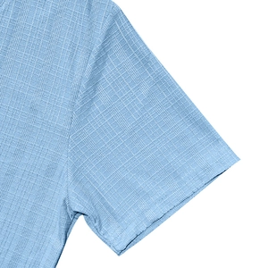 Detail van lichtblauw shirt met korte mouwen met ademende wafeltextuur en fijne stof