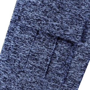 Dettaglio del tessuto in maglia melange blu nero con tasca a patta e cuciture di precisione