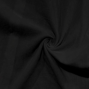 Detalle de cerca de la textura de tela de punto negra con caída suave para camisa de hombre