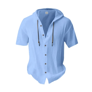 Detalle de camisa de lino azul cielo con capucha, botones marrones y cordones oscuros