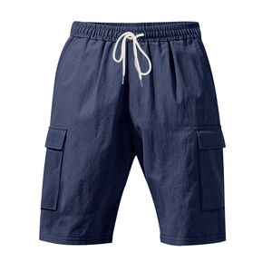 Detail der dunkelblauen Cargo-Shorts mit elastischem Tunnelzug und großen Seitentaschen