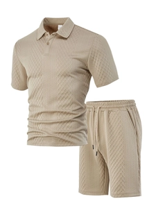Vista detallada del conjunto polo para hombre con textura de rombos y cordón ajustable